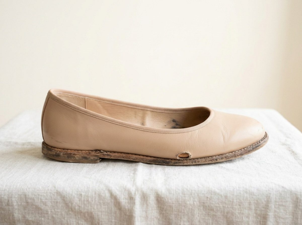 Ballerina in pelle — prima del restauro